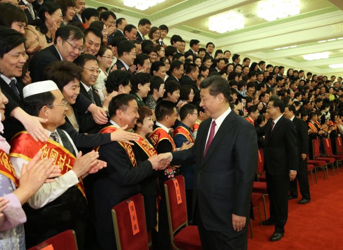 시진핑 중국 국가주석과  메이 영국 총리가 영·중 정상회담을 하는 가운데 영국의 기업총수 50명이 함께 중국에 도착 주목을 끌고 있다.  