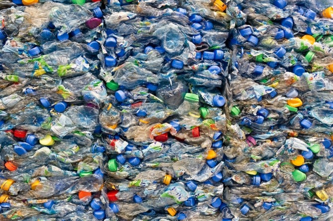 중국이 최근 폐플라스틱의 수입을 중단함에 따라 재활용 업계에는 치명적인 타격을 안겨주었다. 반면, 기존 제조업계에는 활황을 누리고 있다. 자료=글로벌이코노믹