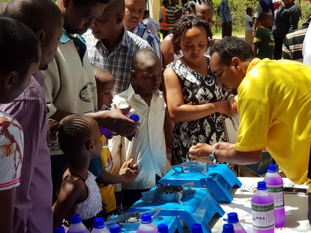 삼성 쿡스토브 공급사 직원이 지난해 11월 케냐 빈민촌에 저탄소 쿡스토브를 공급하며 사용법을 설명하고 있다.