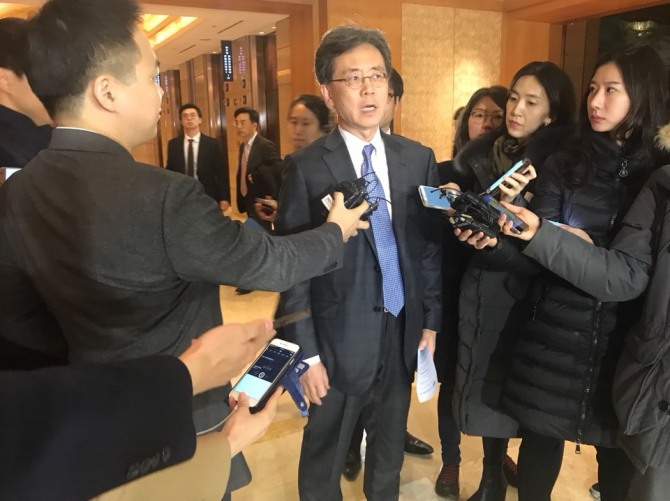 김현종 산업통상자원부 통상교섭본부장이 제2차 한미 FTA 개정협상 직후 기자들과 만나 질문에 답변하고 있다. 사진=오소영 기자.  