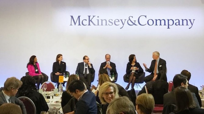 다보스포럼에서 맥킨지&컴퍼니가 정치지도자, 기업인, 언론인들을 초청해 이야기를 나누고 있다.