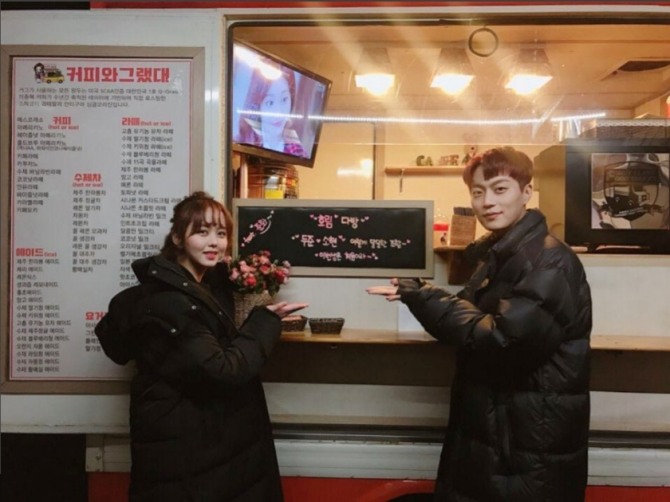 KBS2 월화드라마 '라디오 로맨스'에서 서브작가 송그림 역의 김소현과 톱스타 지수호 역의 윤두준이 '싸우자 귀신아' 박준화 감독이 보내준 커피차에 감사 인증샷을 담으며 달달한 분위기를 연출해 시선을 사로잡았다. 사진=김소현, 윤두준 인스타그램 캡처