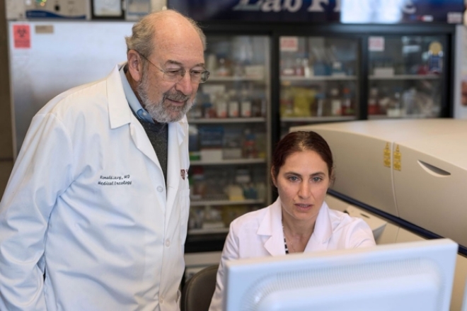 두 가지 면역계 자극 물질을 고형 종양에 직접 주입하는 암 치료법을 연구한 'Ronald Levy'(왼쪽)와 'Idit Sagiv-Barfi' 박사. 자료=스탠퍼드
