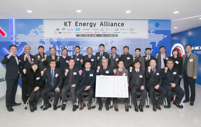 KT가 5일 경기도 과천 ‘KT-MEG(Micro Energy Grid) 센터’에서 국내외 20개 회원사와 함께 연합 협력체 ‘KT Energy Alliance(케이티 에너지 얼라이언스)’ 출범식를 열었다. KT 에너지 얼라이언스 출범식에 참석한 국내 20개 에너지사업 회원사들이 단상에 모여 단체사진을 촬영하고 있다. 