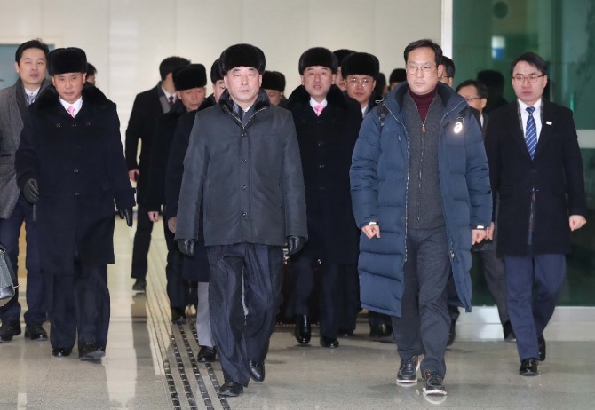 북한 예술단 선발대 23명이 경의선 육로를 통해 5일 오후 국립극장 직원(오른쪽 두번째)의 안내를 받으며 경기도 파주시 남북출입사무소로 입경하고 있다. 사진=뉴시스