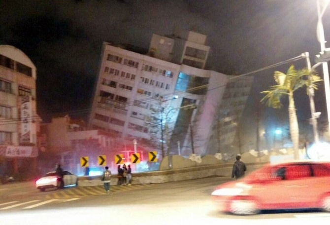 대만 동부 화롄(花蓮)에서 6일 밤(현지 시간) 규모 6.4의 지진이 발생해 호텔이 무너지는 등 큰 피해가 발생했다. 구조대원들이 7일 새벽 무너져 기울어진 호텔 건물로 진입할 준비를 하고 있다. 사진=뉴시스