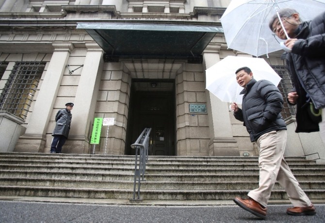 일본은행은 31일 금융정책 결정회의를 열고 기준금리는 동결하되 장기 금리의 상승을 일정 부분 허용하는 방향으로 금융정책의 변화를 예고했다.