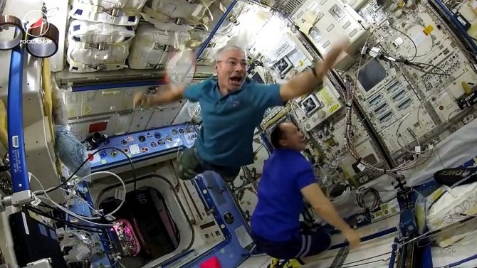 국제우주정거장(ISS)에서 사상 처음으로 배드민턴 경기가 열리고 있다. 사진=로스코스모스