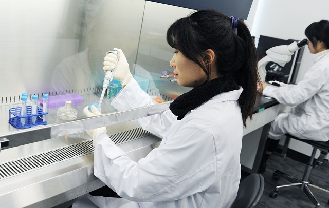 LG전자 연구원들이 경남 창원 물과학연구소에서 관련기술을 연구하고 있다.