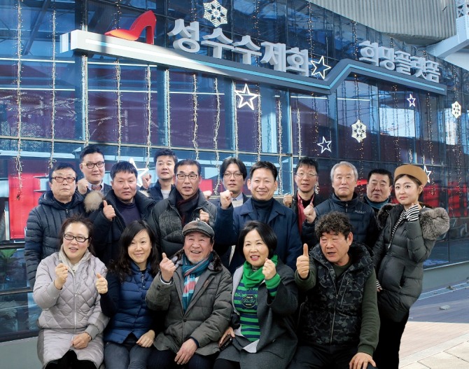 한국소공인연합회는 소공인 경제살리기 100만인 서명운동 개최를 위해 포즈를 취하고 있다.