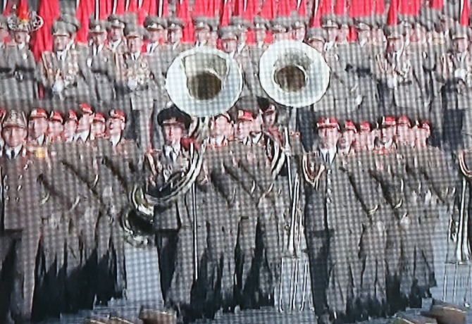 북한이 8일 건군 70주년을 맞아 펼친 열병식이 예년에 비해 시간과 규모를 축소해 그 배경에 관심이 쏠리고 있다. 사진=뉴시스