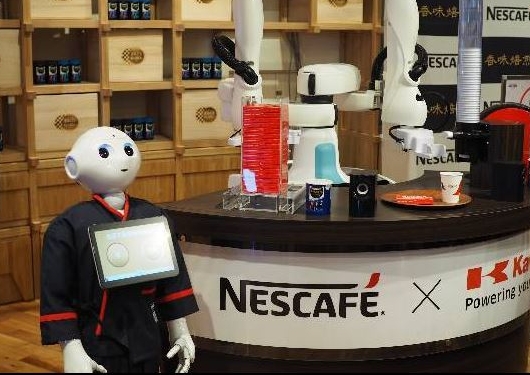 네슬레 재팬이 9일 오픈하는 무인카페 '네스카페'. 인간형 로봇 페퍼가 고객 접대를 하고 옆에 있는 IoT 로봇이 서비스를 한다.