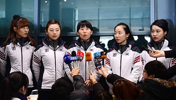소치올림픽에서 한국 여자 컬링 대표팀은 4강 진출에는 실패했지만, 3승을 거두며 많은 사랑을 받았다. 왼쪽부터 김은지, 이슬비, 신미성, 김지선, 엄민지. 2014년 귀국 당시 모습. 사진=뉴시스