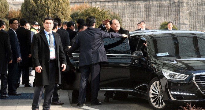 김영남 최고인민회의 상임위원장이 9일 오후 인천국제공항에 도착,귀빈실에서 나와 KTX승강장으로 이동 하기 위해 승용차에 탑승 하고 있다. 사진 = 뉴시스 