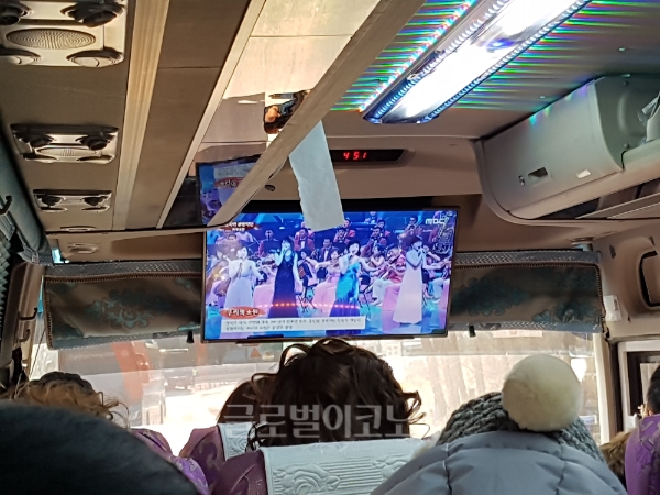 버스 내부에서 볼 수 있는 북한 공연단 영상./ 백승재 기자