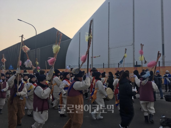 메인스타디움 거리에서 펼쳐진 풍물패 공연. / 백승재 기자