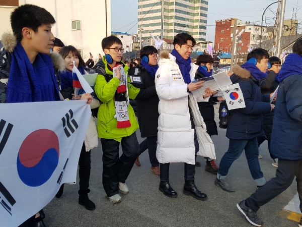 거리의 평창올림픽 응원단 / 라영철 기자