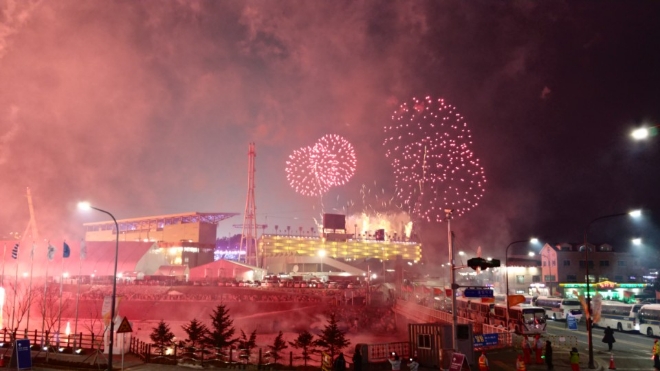 2018 평창 동계올림픽 개막식을 알리는 폭죽이 터지고 있다. 사진= 독자 제공.
