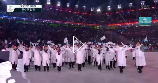 남북단일팀이 9일 평창올림픽 개회식에 입장하고 있다.
