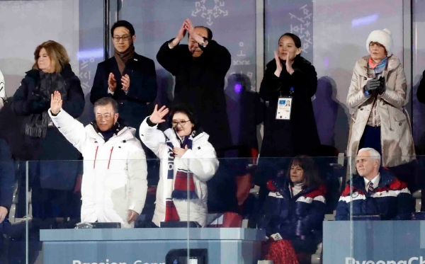 9일 평창동계올림픽 개회식에서 남북공동입장 때 문재인 대통령, 김정숙 여사, 김여정 북한 노동당 중앙위 제1부부장, 김영남 북측 고위급 대표단장이 자리에 일어서서 환영 하고 있다. / 뉴시스