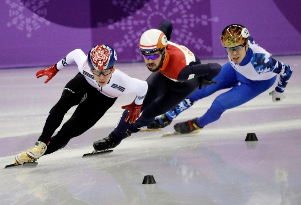 쇼트트랙 남자 1500m에서 금메달을 획득한 임효준 선수(사진 맨 왼쪽) / 뉴시스  