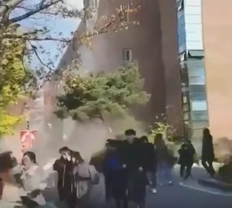 지난해 포항지진 당시 한동대 모습. 지진으로 인해 건물 외벽 등이 무너지자 학생들이 대피하고 있다. 사진=유투브 캡쳐