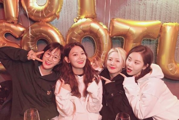 밥상 차리는 남자에 출연 중인 수영(왼쪽 두번째)과 소녀시대 멤버들이 지난 10일 수영의 생일파티를 열었다. 사진=수영 SNS 캡처
