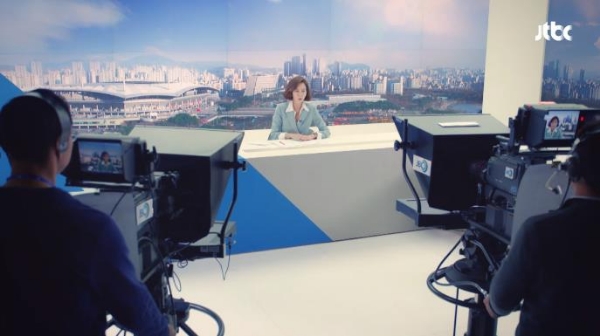 미스티에서 뉴스석에 앉은 배우 김남주의 앞에 프롬프터의 모습이 보인다. 사진=jtbc 드라마 '미스티' 화면 캡처