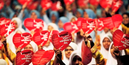 파키스탄에서 발렌타인데이에 대해 이슬람교에 반하여 부도덕하고 파렴치하다며 금지령을 내린 이후 반발이 거세다.