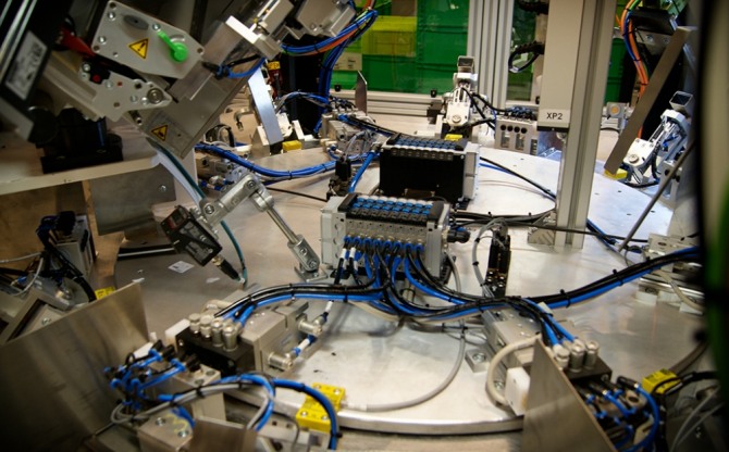 헝가리에서 로봇 생산 설비용 기계 제조를 다루는 'Vesz-Mont 2000'마저 수요를 따라 잡기 위해 고군분투하고 있다. 자료=Vesz-Mont 2000