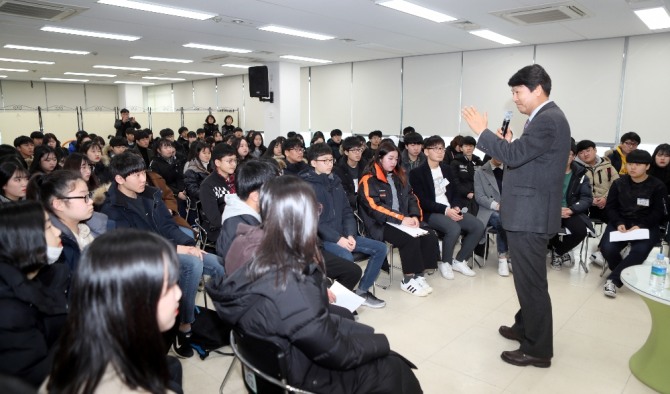 관내 고등학교 신입생을 위한 꿈 발표회 개최(오른쪽, 김종규부안군수)