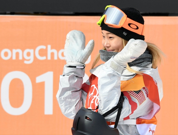 천재 스노보더 소녀 클로이 김이 첫 출전 올림픽에서 금메달을 목에 걸수 있을 지 관심이다. 2차시기에서 넘어지는 실수를 범했다. 