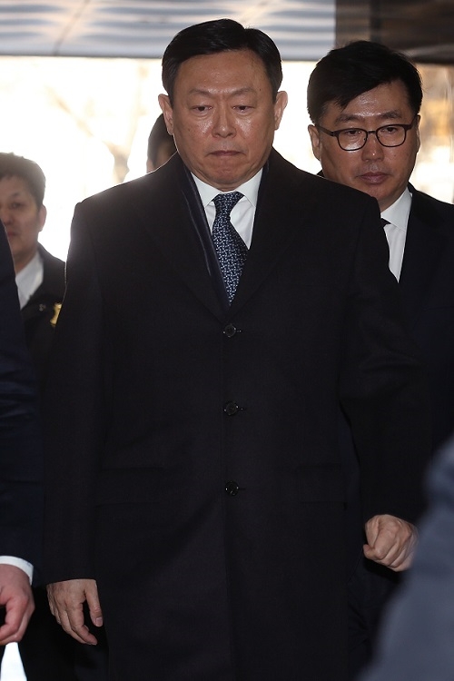 신동빈 롯데그룹 회장이 13일 1심 선고공판에서 징역 2년6개월을 선고받았다. 사진=뉴시스.