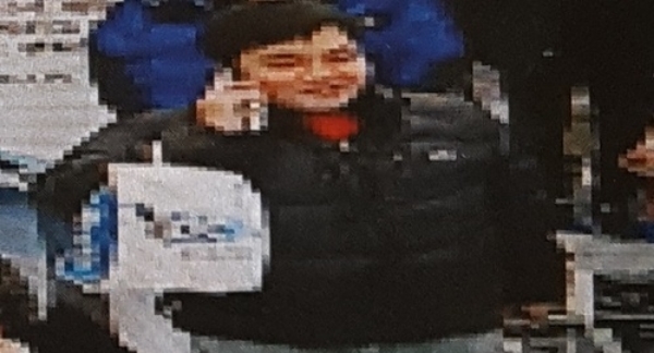 13일 제주 동부경찰서는 지난 10일 웃으며 김포공항을 빠져나가는 제주 게스트하우스 살인용의자 한정민(33)의 사진을 공개했다. 사진=뉴시스
