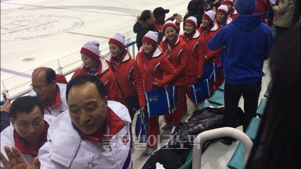 퇴장하는 북한 응원단은 다시 만납시다라고 말했다. /사진=평창특별취재팀
