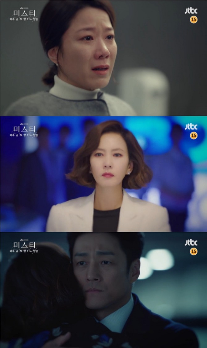 16일 밤 방송되는 JTBC 금토드라마 '미스티'5회에서는 케빈 리(고준)의 갑작스런 사망 사건 이후 용의자가 된 고혜란과 케빈리 아내 서은주(전혜진)이 팽팽한 기싸움을 벌이는 반전이 그려진다. 사진=JTBC 영상 캡처