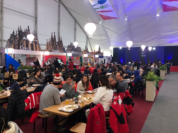 세계음식문화관에서 관광객들이 다양한 음식을 즐기고 있다