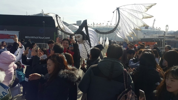 세계 의상과 거리공연 모습 