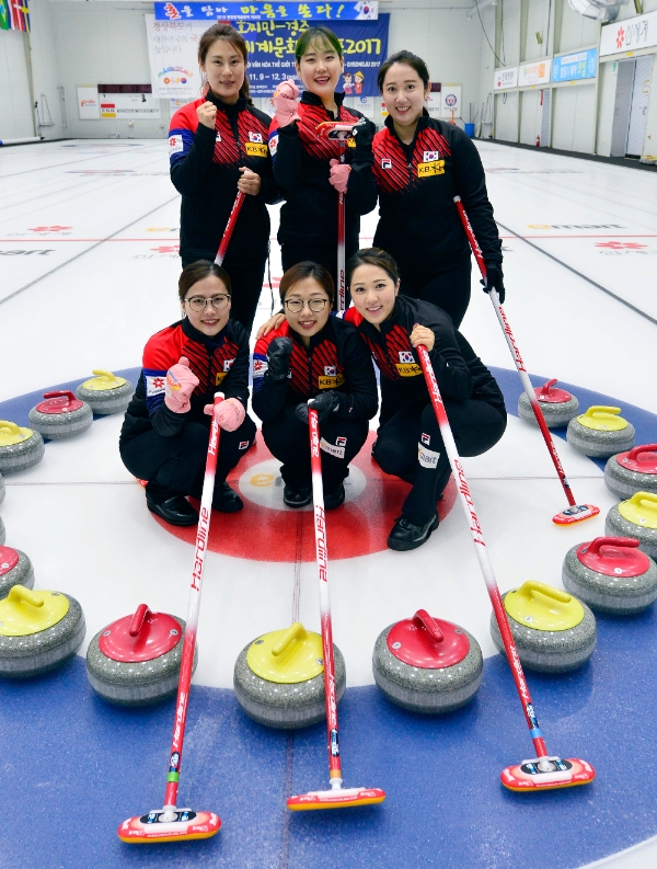 여자 대표팀 김민정(뒷줄 왼쪽) 감독을 비롯한 선수들. 왼쪽부터 시계방향으로 김 감독, 김초희, 김영미, 김경애, 김선영, 김은정. /사진=뉴시스