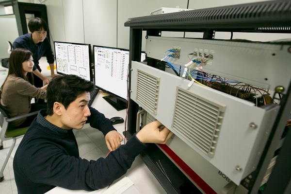 KT 직원들이 서울 서초구 우면동 연구소에서 일대다 양자암호통신 시범망을 활용한 기술 테스트를 하고 있다.