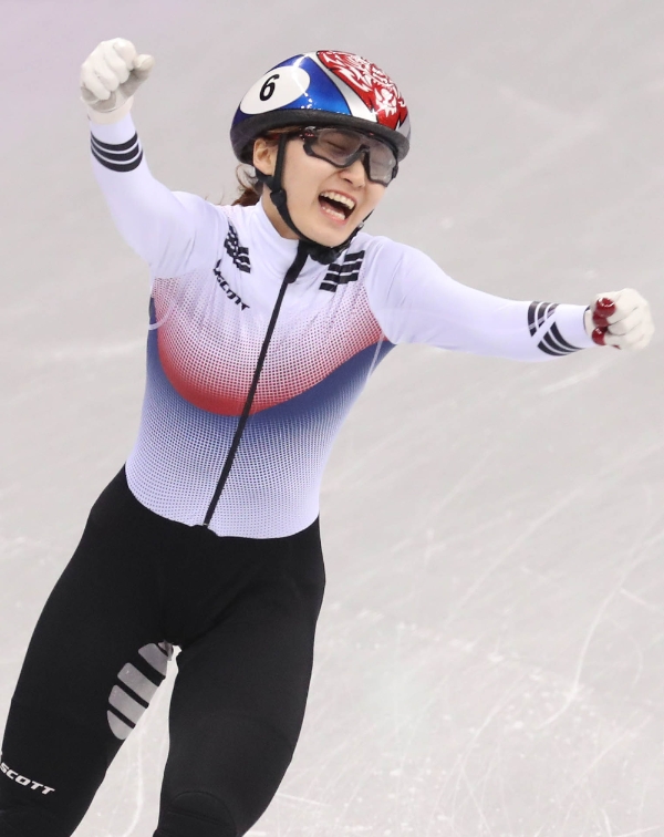 메달을 획득하고 기뻐하는 최민정 선수. /사진=뉴시스