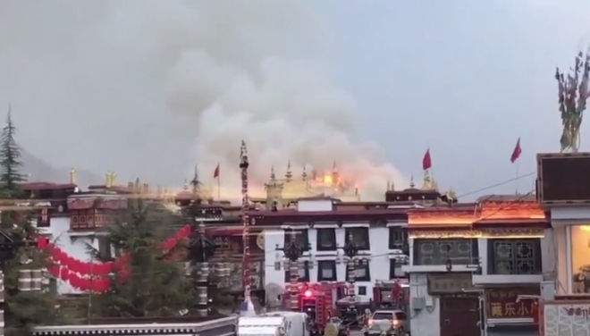 17일 세계문화유산에 등록되어 있는 티베트 라싸 조캉사원에 화재가 나 불길이 치솟고 있다. 자료=유튜브