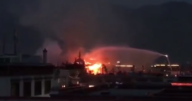 조캉사원의 화재는 날이 저물어 밤까지 지속되었기 때문에 상당량의 유물이 소실됐을 가능성이 높다. 자료=유튜브