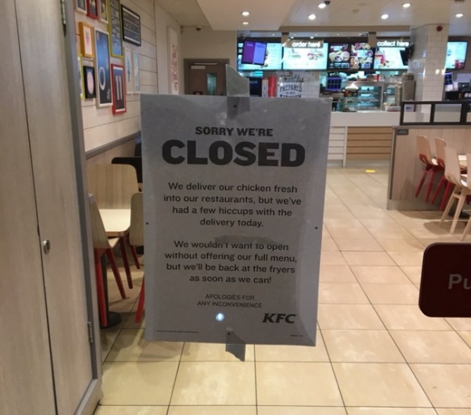 KFC는 치킨 배송에 문제가 발생했기 때문에 금일 휴업이라고 공지했다. 자료=트위터