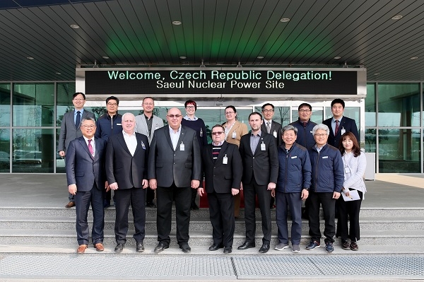 체코 두코바니 지역 지자체장을 비롯한 지역협의회 일행 7명이 한국수력원자력 새울본부를 방문했다. 사진=한국수력원자력. 