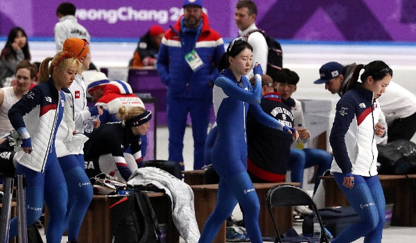 '스피드스케이팅 여자 팀추월 대표팀(박지우,노선영,김보름,박승희)이 21일 오후 강원 강릉 스피드스케이팅 경기장에서 여자 팀추월 순위결정전을 앞두고 훈련하고 있다. / 뉴시스