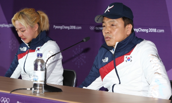 스피드스케이팅 국가대표 김보름 선수와 백철기 감독이 20일 오후 강원 강릉시 스피드스케이팅경기장 지하 2층 기자회견장에서 전날 끝난 팀추월 예선 결과 후 일어난 선수들 간 불협화음 논란에 대한 입장을 밝히고 있다. / 뉴시스  
