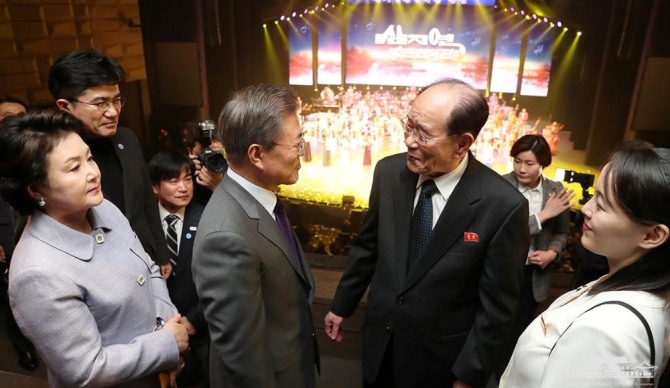 문재인 대통령이 지난 11일 북한 고위급대표단과 서울 남산 국립극장에서 열린 삼지연 관현악단의 두 번째 공연을 함께 관람했다. 사진=청와대 