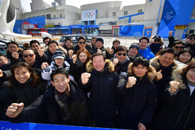 NH농협은행 김연학 부행장과 직원들이 22일 강원도 평창 휘닉스 스노경기장 앞에서 경기관람에 앞서 기념사진을 촬영하고 있다.