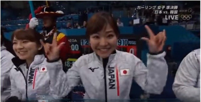 요시다 치나미가 '니코니코니' 인사를 하고 있다//유튜브 캡쳐